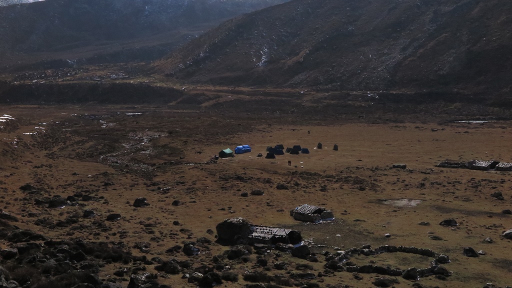 バムルパは、広大な氷河側谷にある快適なキャンプ地
