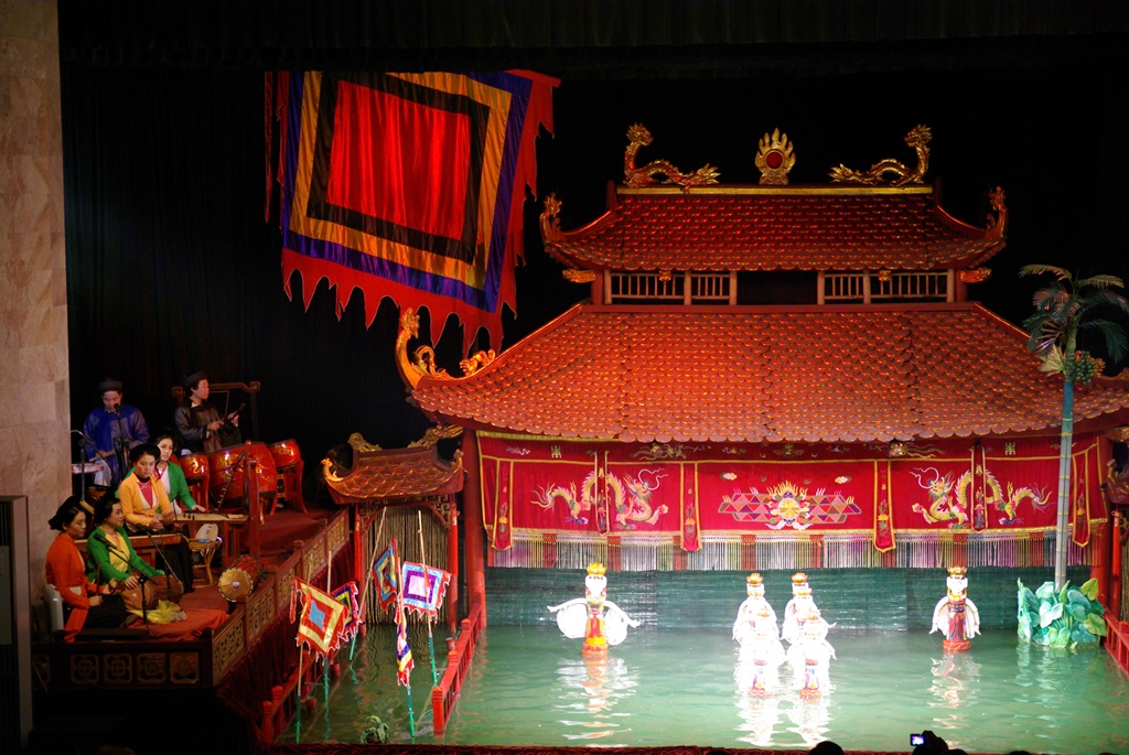 1000年の歴史を誇るベトナムの伝統芸能・水上人形劇を観賞