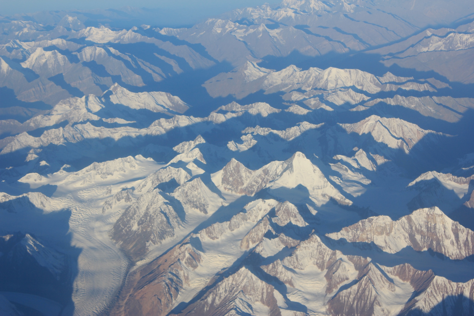 レーへのフライトの機窓からの氷河と雪山
