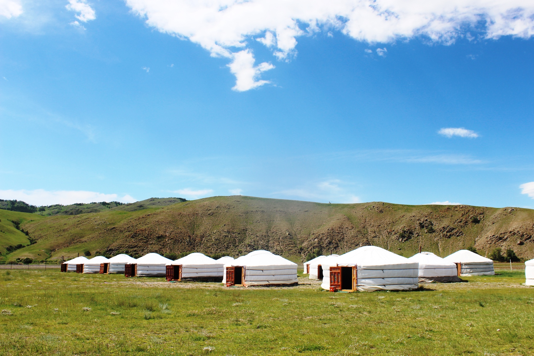 大草原の中に建つツーリストキャンプ
