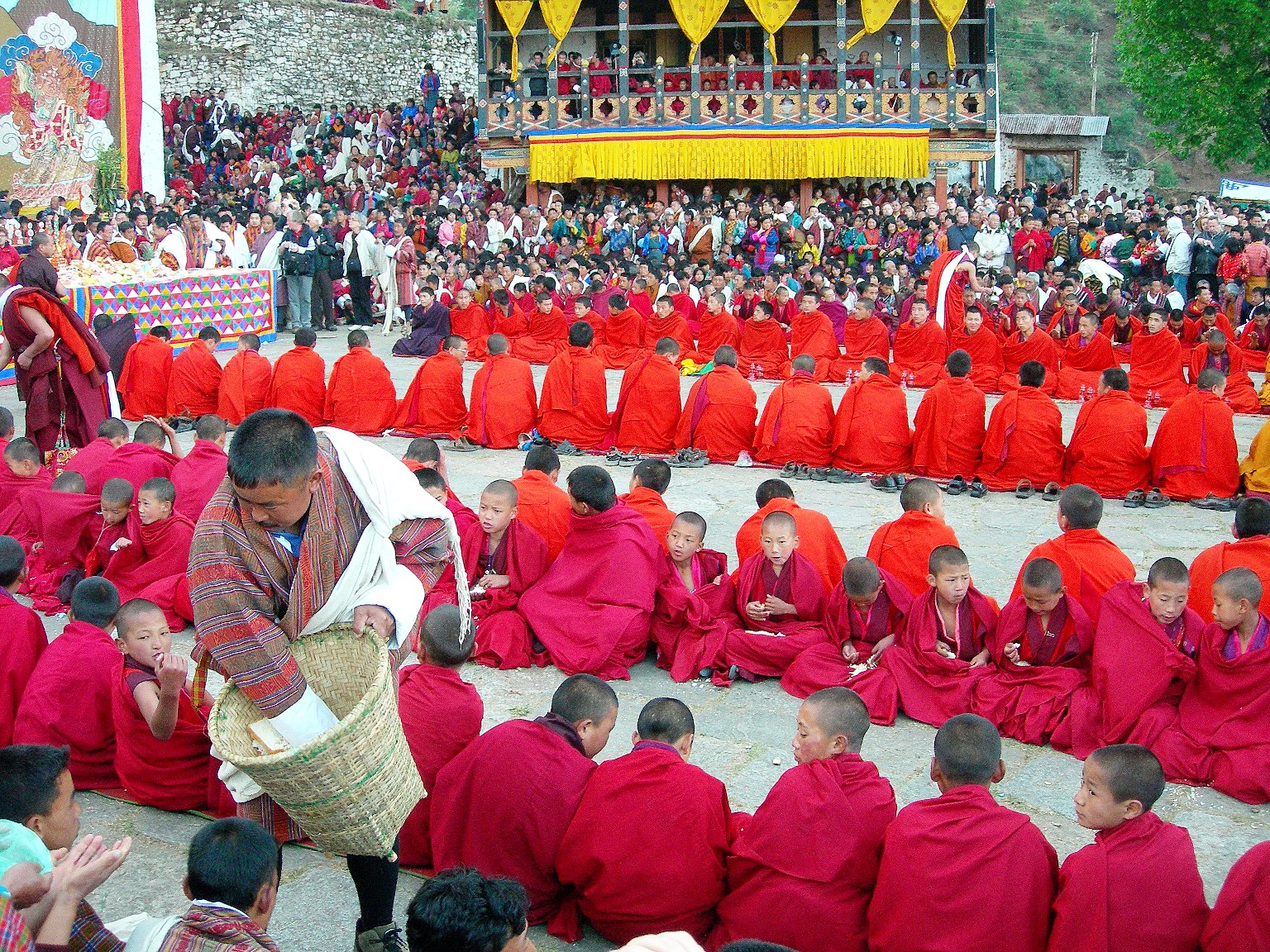 祭りに集まった僧侶たち