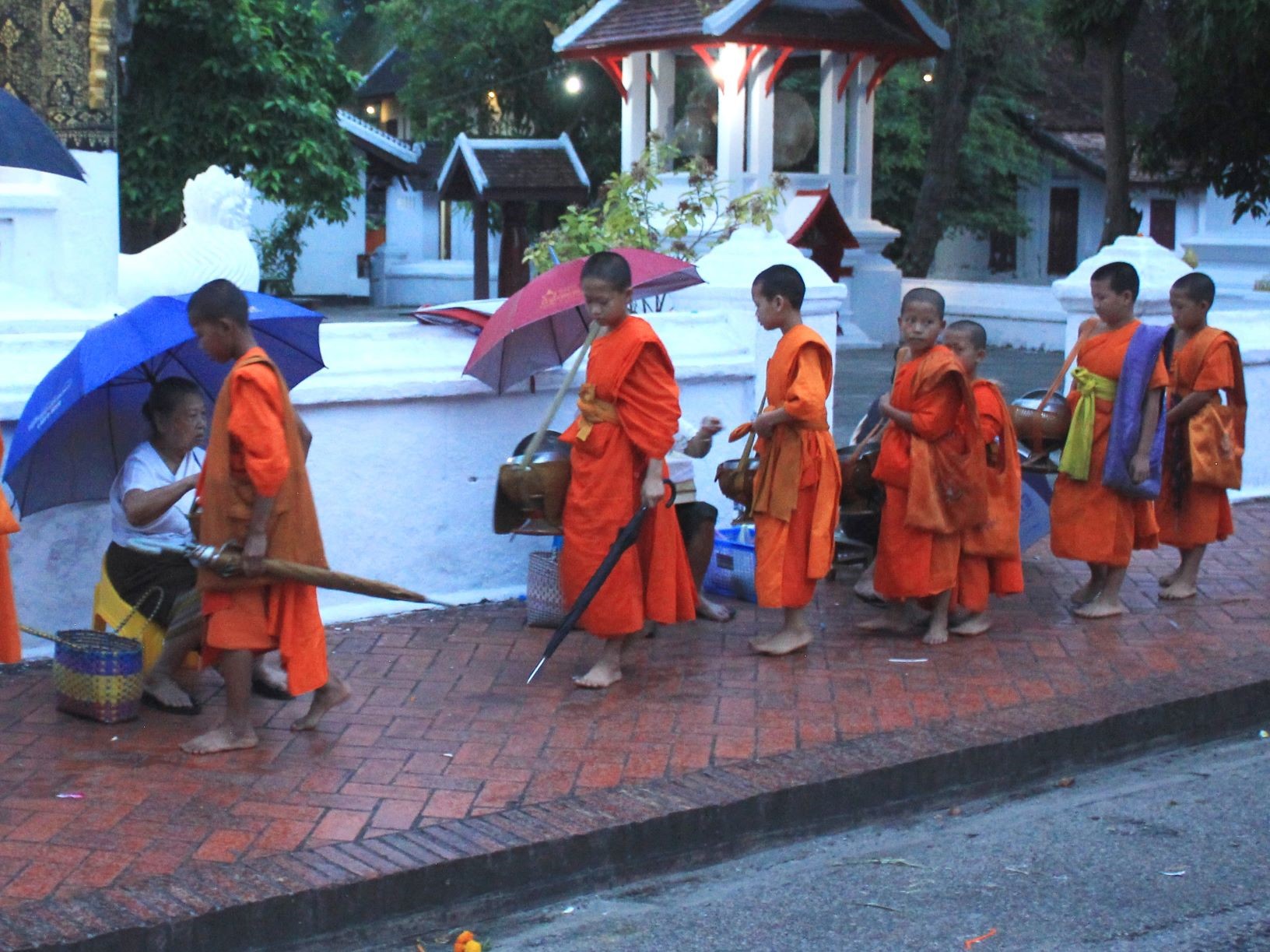 日の出とともに托鉢を始める僧侶たち