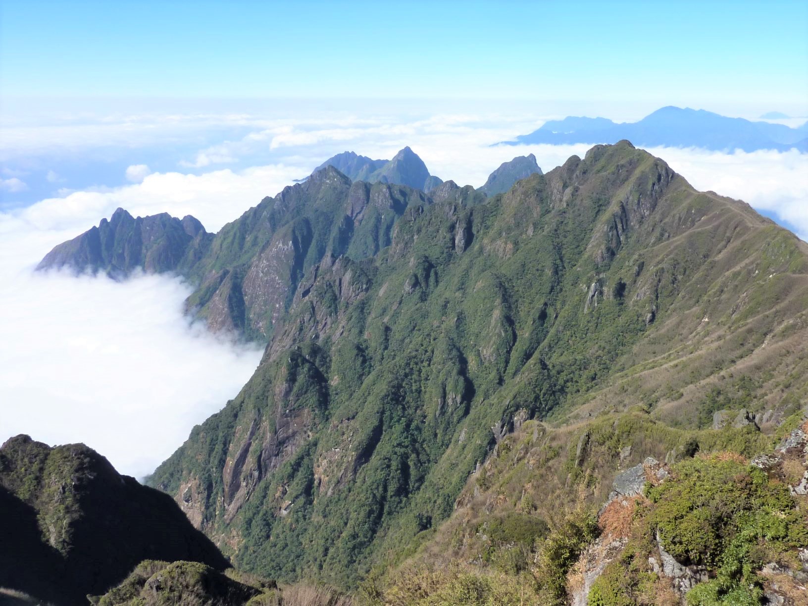 ベトナム最高峰ファンシーパン（3,143m）の山頂から望む雄大な景色（3日目）