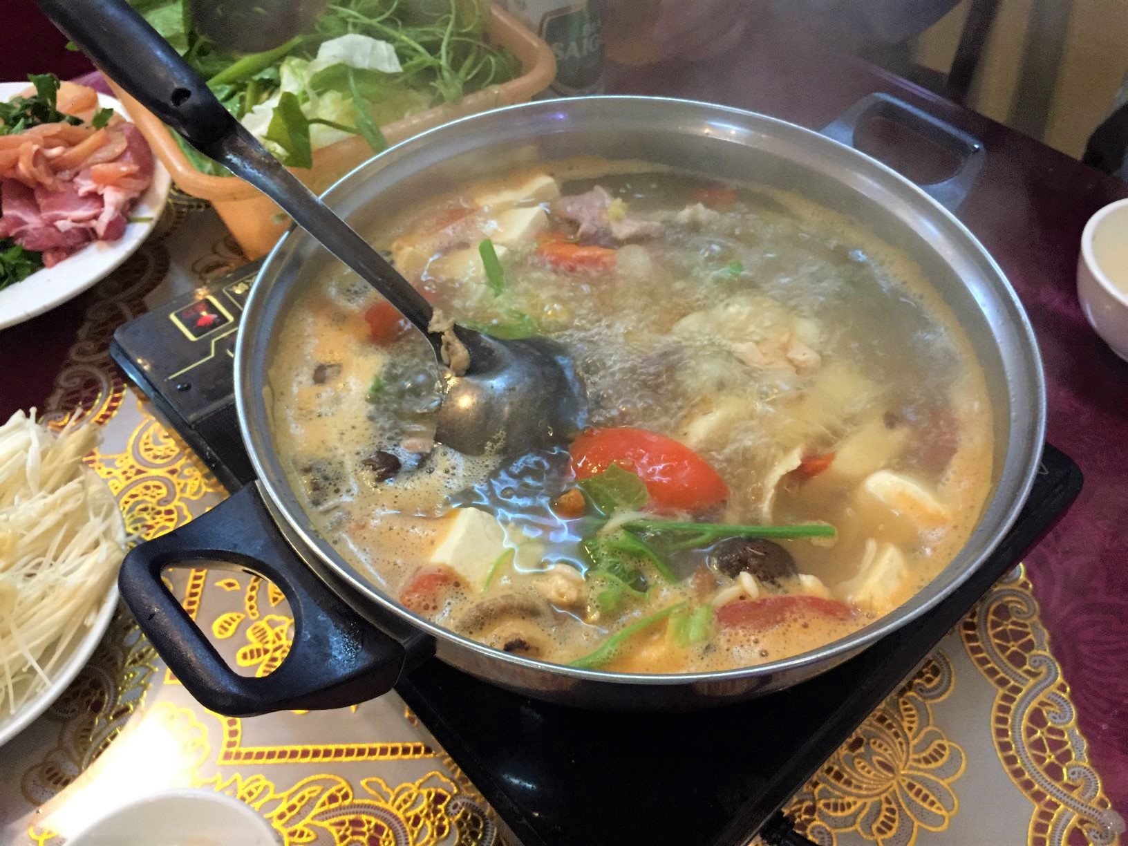 ベトナム料理も楽しみのひとつ（鍋料理）