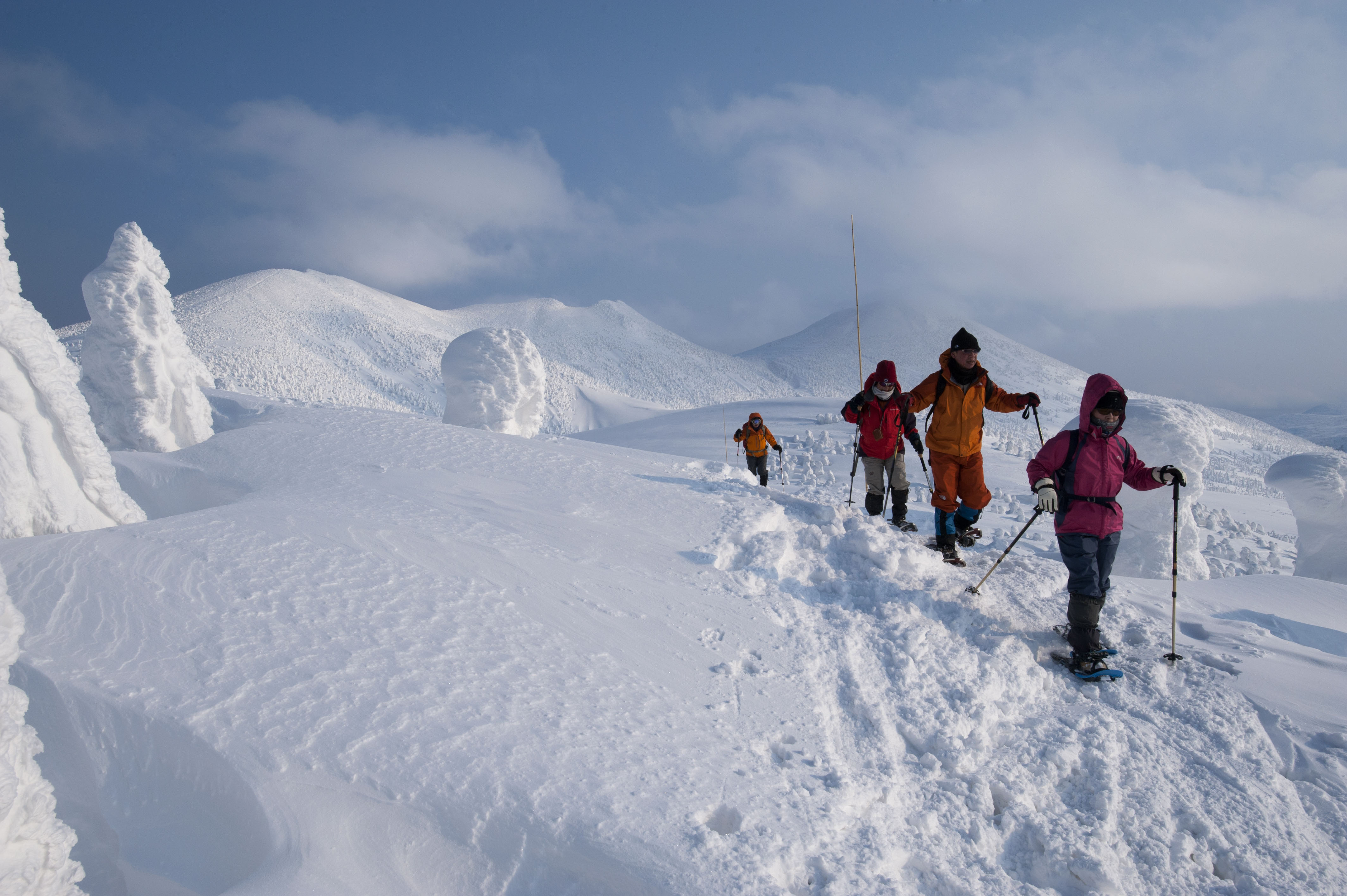 【スノーシュー・ハイキング】豪雪の時期天気を見ながら安全に楽しめるコースをご案内いたします。
