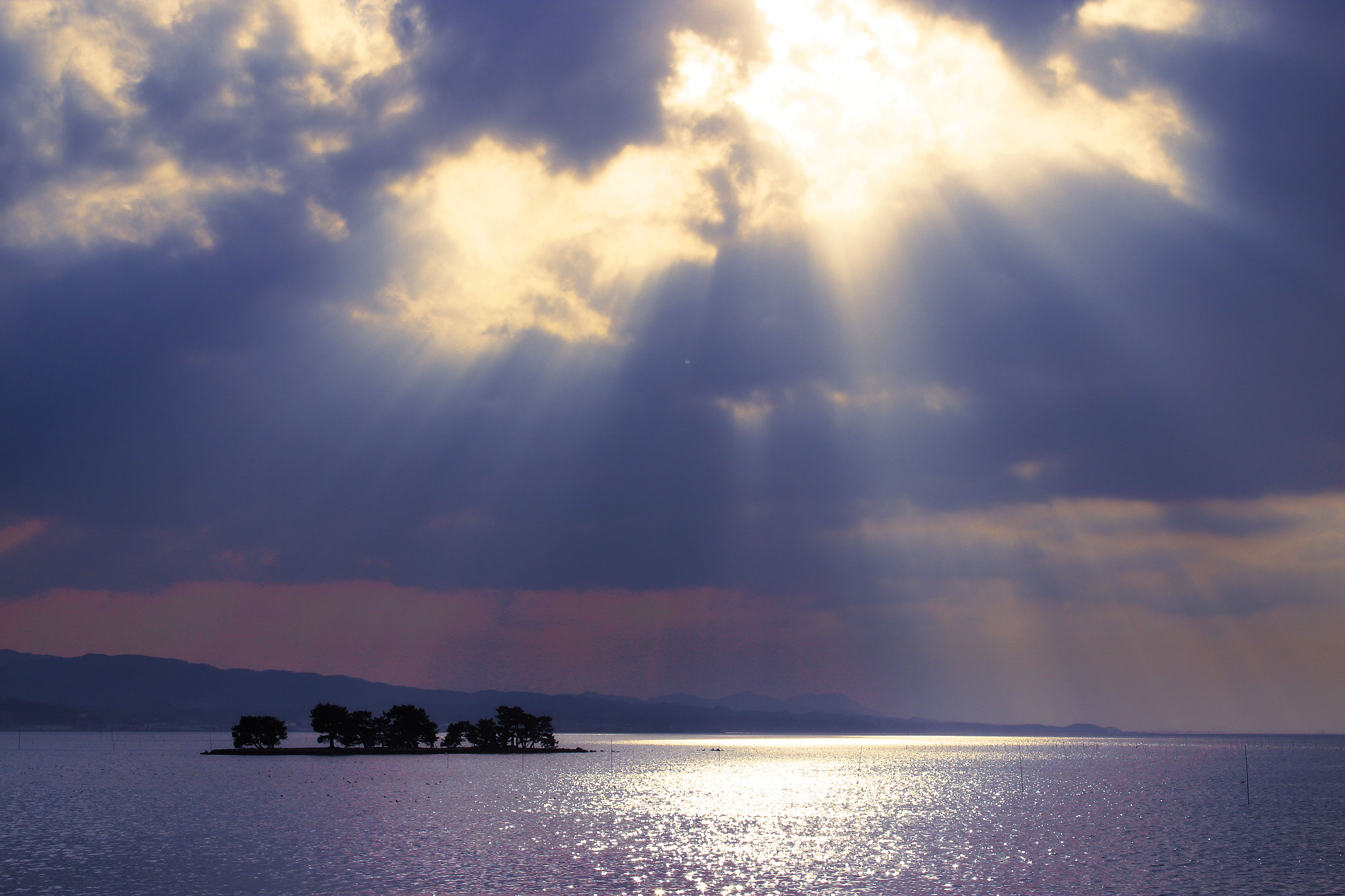 宍道湖に浮かぶ嫁が島は夕日が美しい