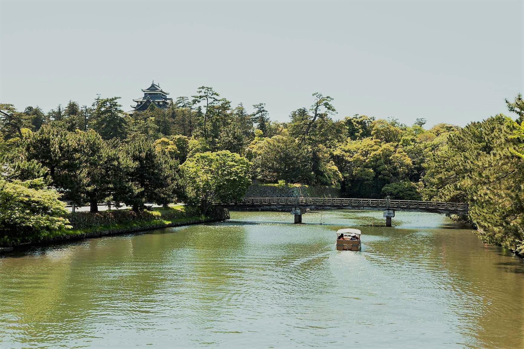 松江城の周りを囲む堀川に沿って歩きます