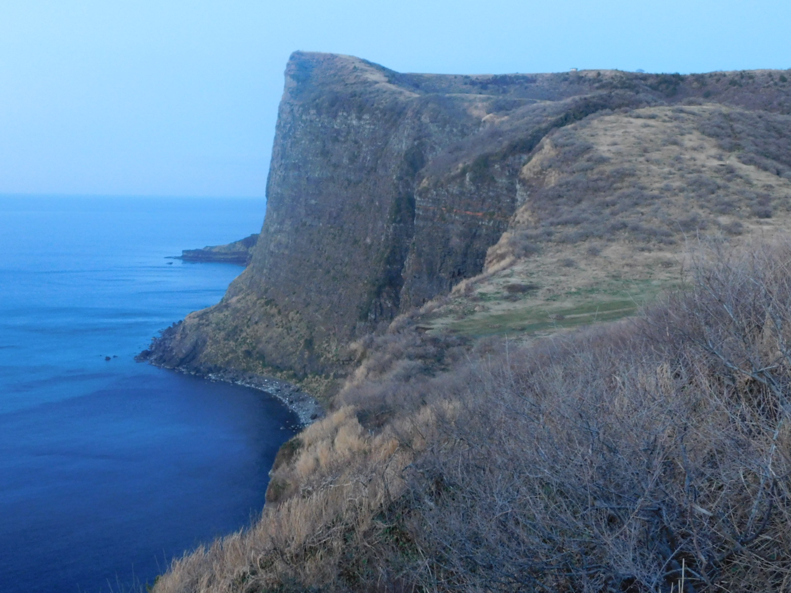 アイルランドのバモー断崖とそっくりな摩天崖から通天橋へハイキング