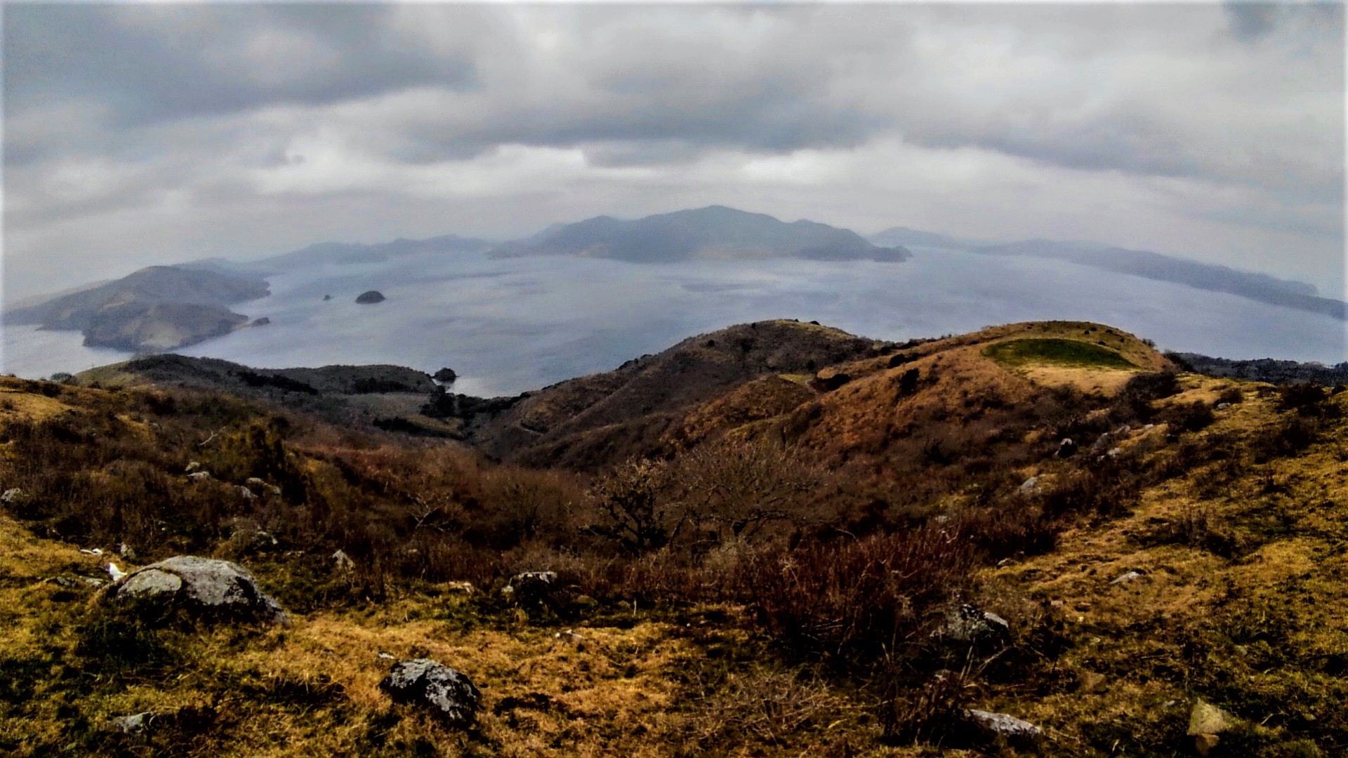 夫里島、赤ハゲ山から見た島前カルデラの全貌