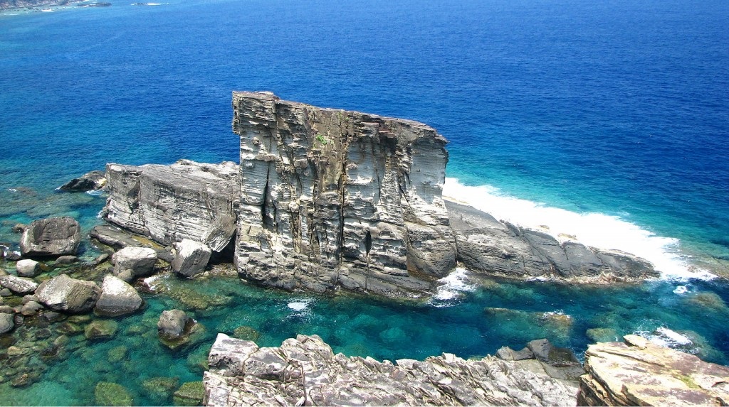エメラルドブルーの海と軍艦岩