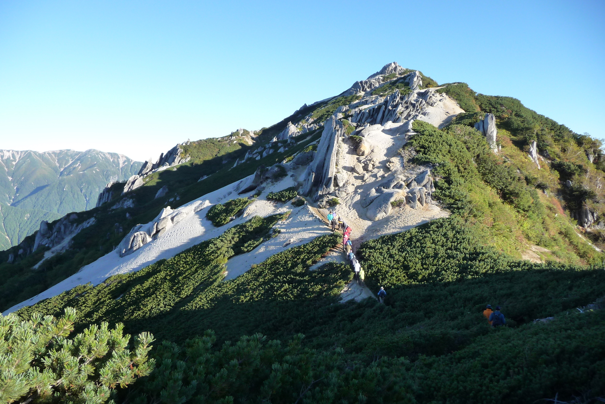 白い花崗岩と緑のハイマツのコントラストが美しい燕岳