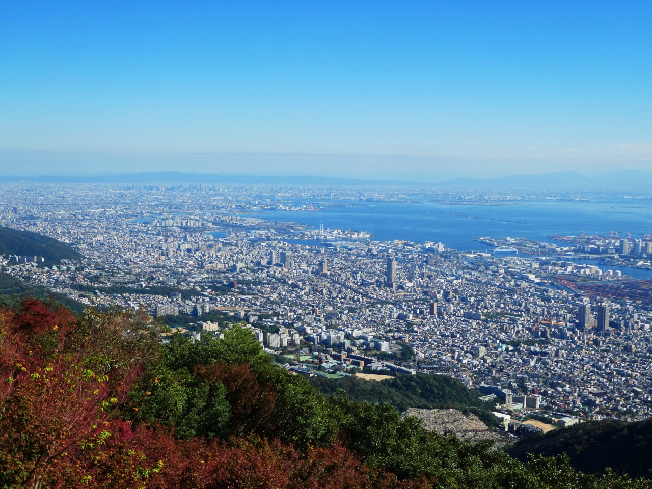 秋色に染まる六甲山より望む神戸の街