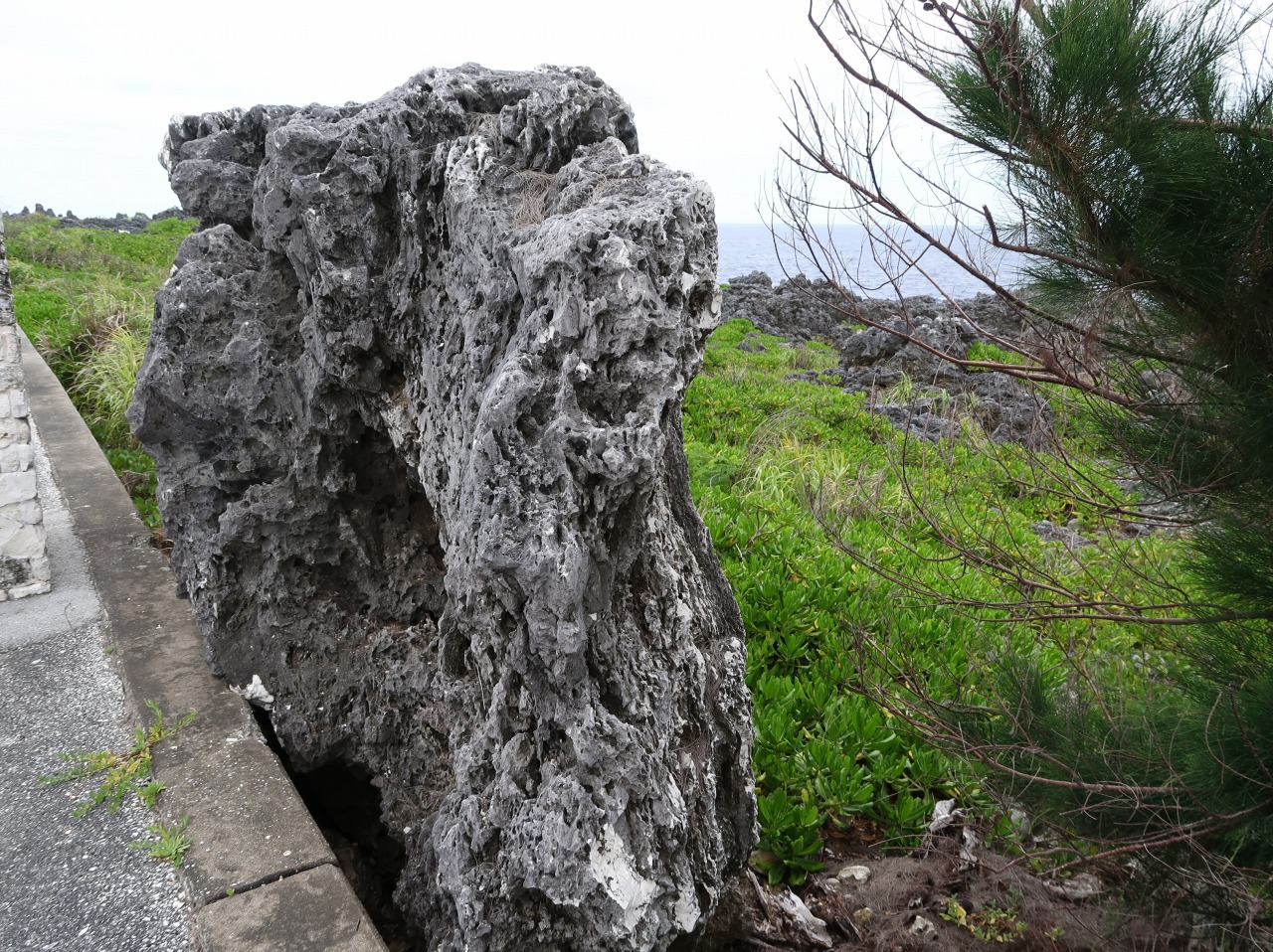 2009年10月の台風で吹き飛ばされた現代の伝説の台風岩