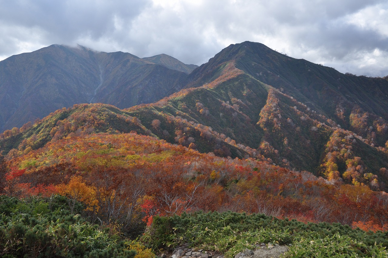 鳥原山付近から見た秋の小朝日岳と大朝日岳