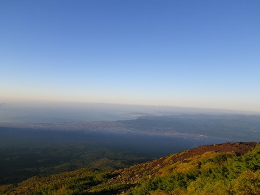 富士山6合目から駿河湾を望む（標高約2500m）
