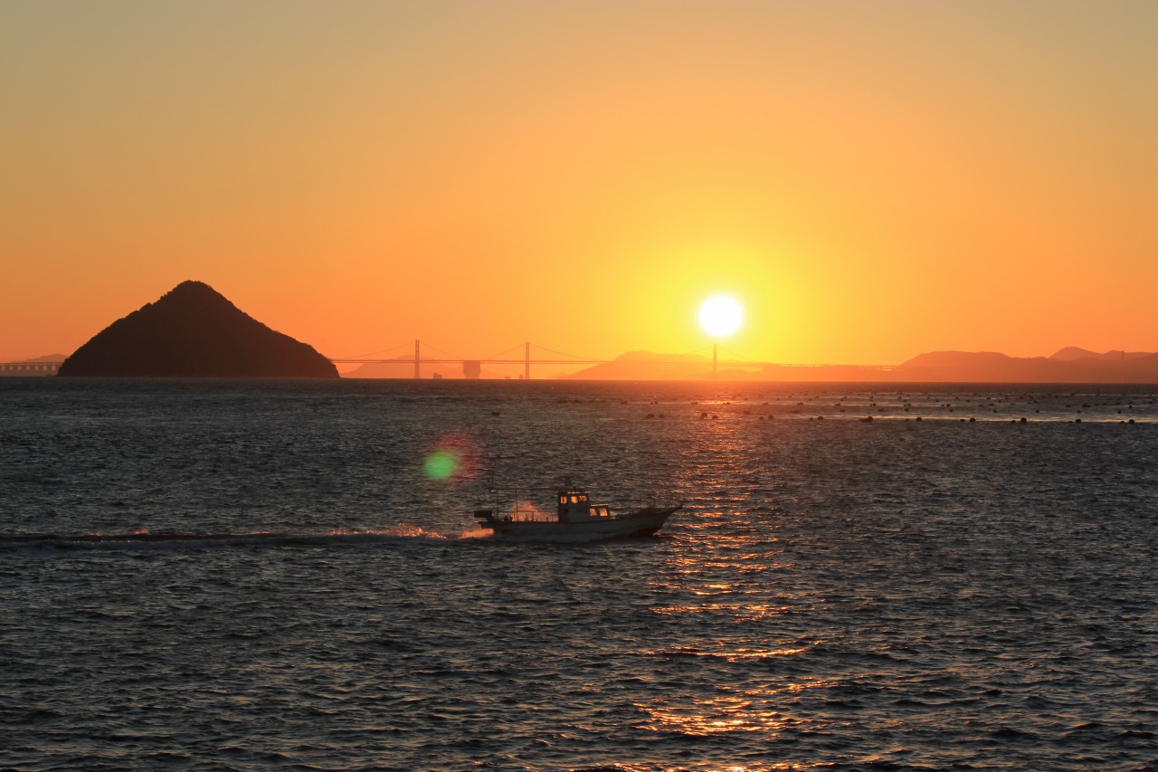 夕陽を見ながら瀬戸内海をクルーズ