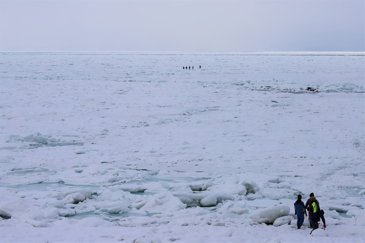 ウトロ沖で流氷ウォークを楽しみます
