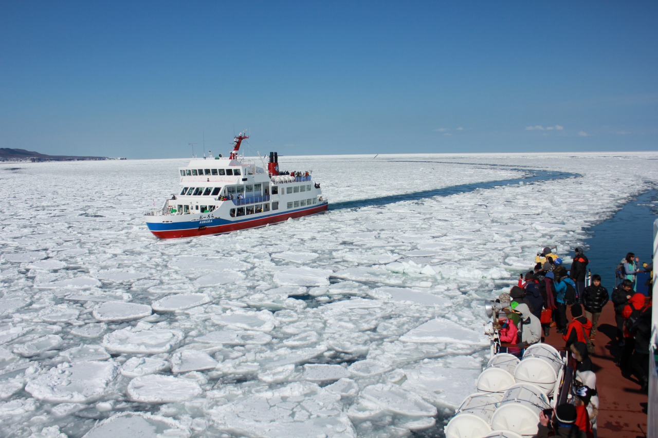 オホーツク海で砕氷船に乗って流氷クルーズ