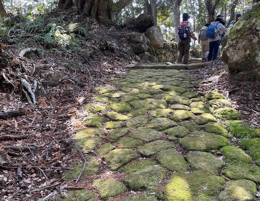 歴史ある鎌倉時代の石畳を歩く