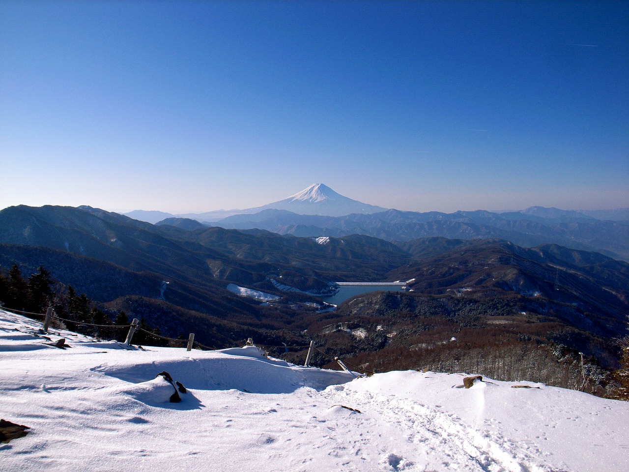 大菩薩稜線・雷岩から富士山を望む