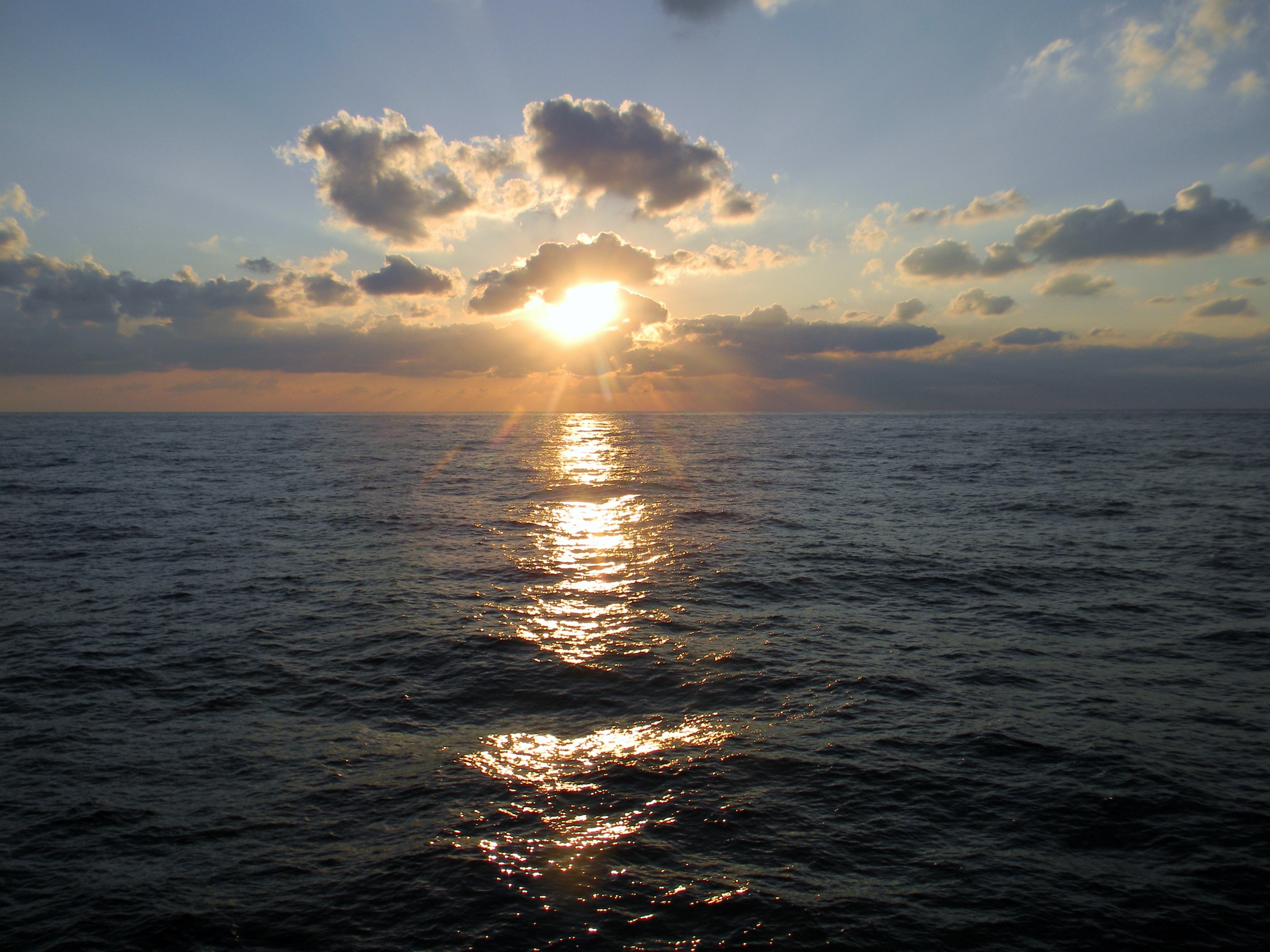 橘丸からの日の出。船上では海の天気観察もできます。