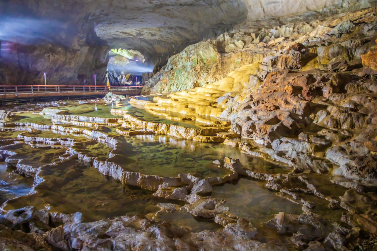 秋吉台の地下100mに開口する日本屈指の大鍾乳洞「秋芳洞（あきよしどう）」