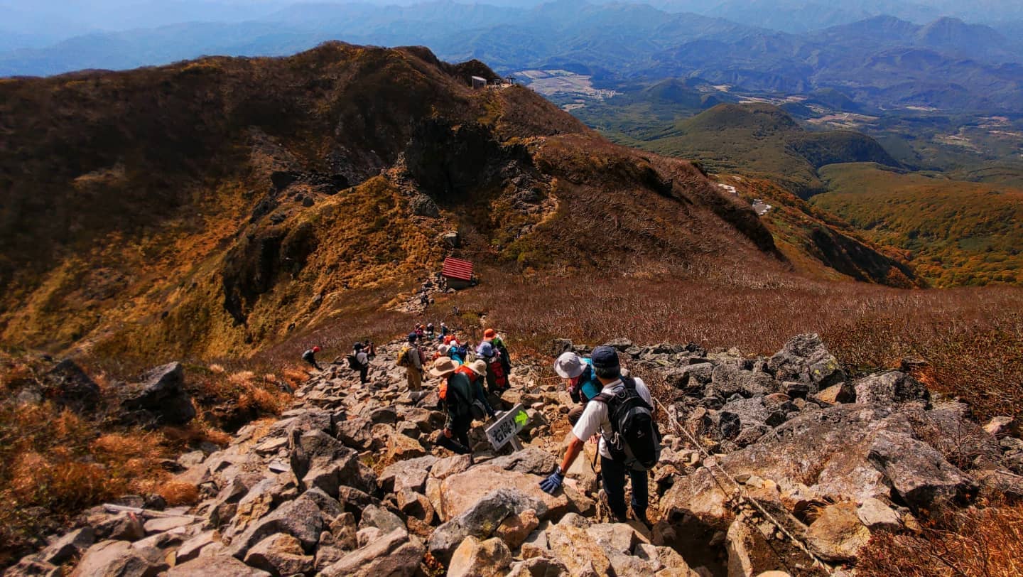 紅葉の岩木山（1,624m）には九合目（1,470m）から往復登山