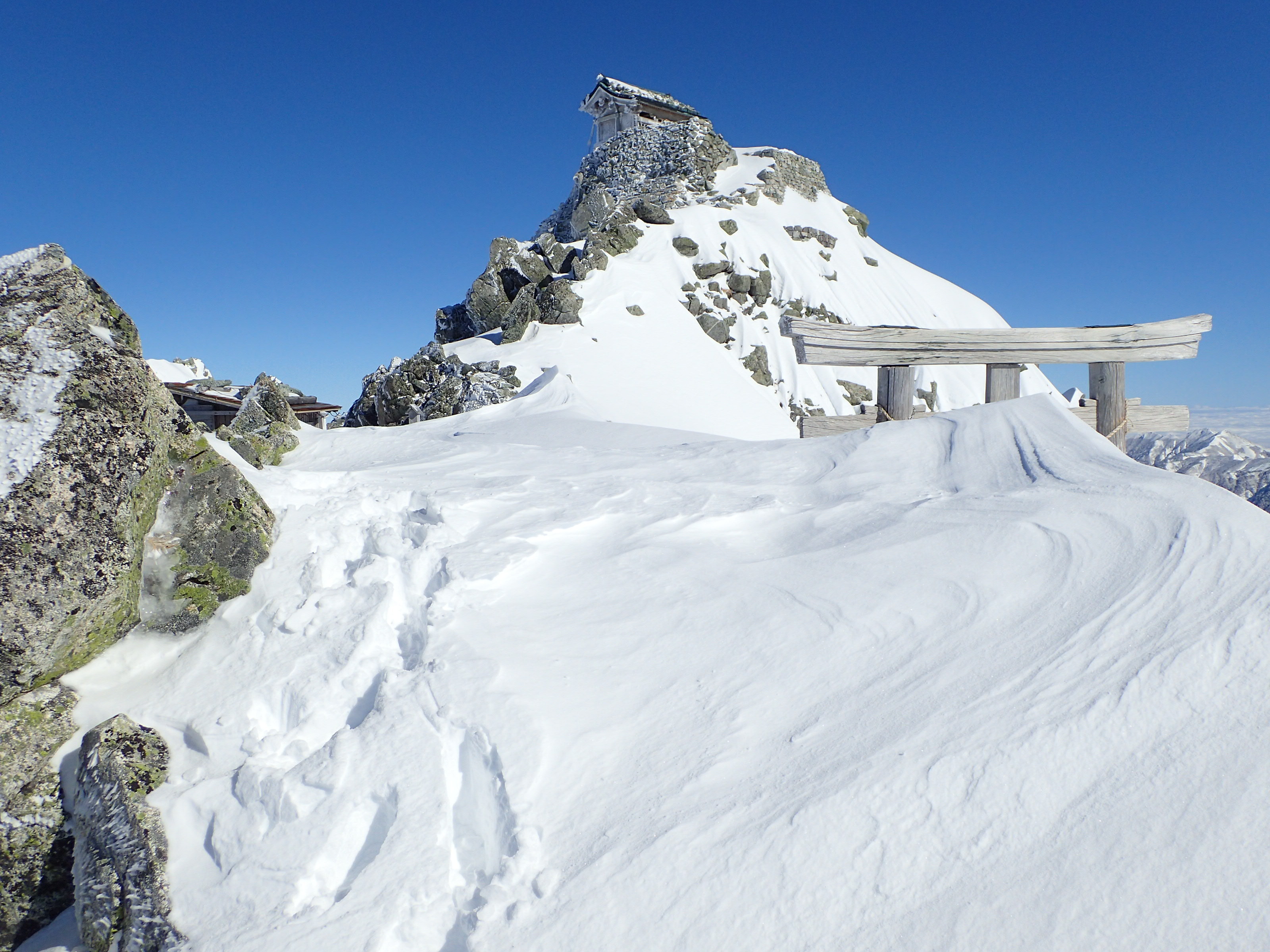 新雪に覆われた雄山山頂