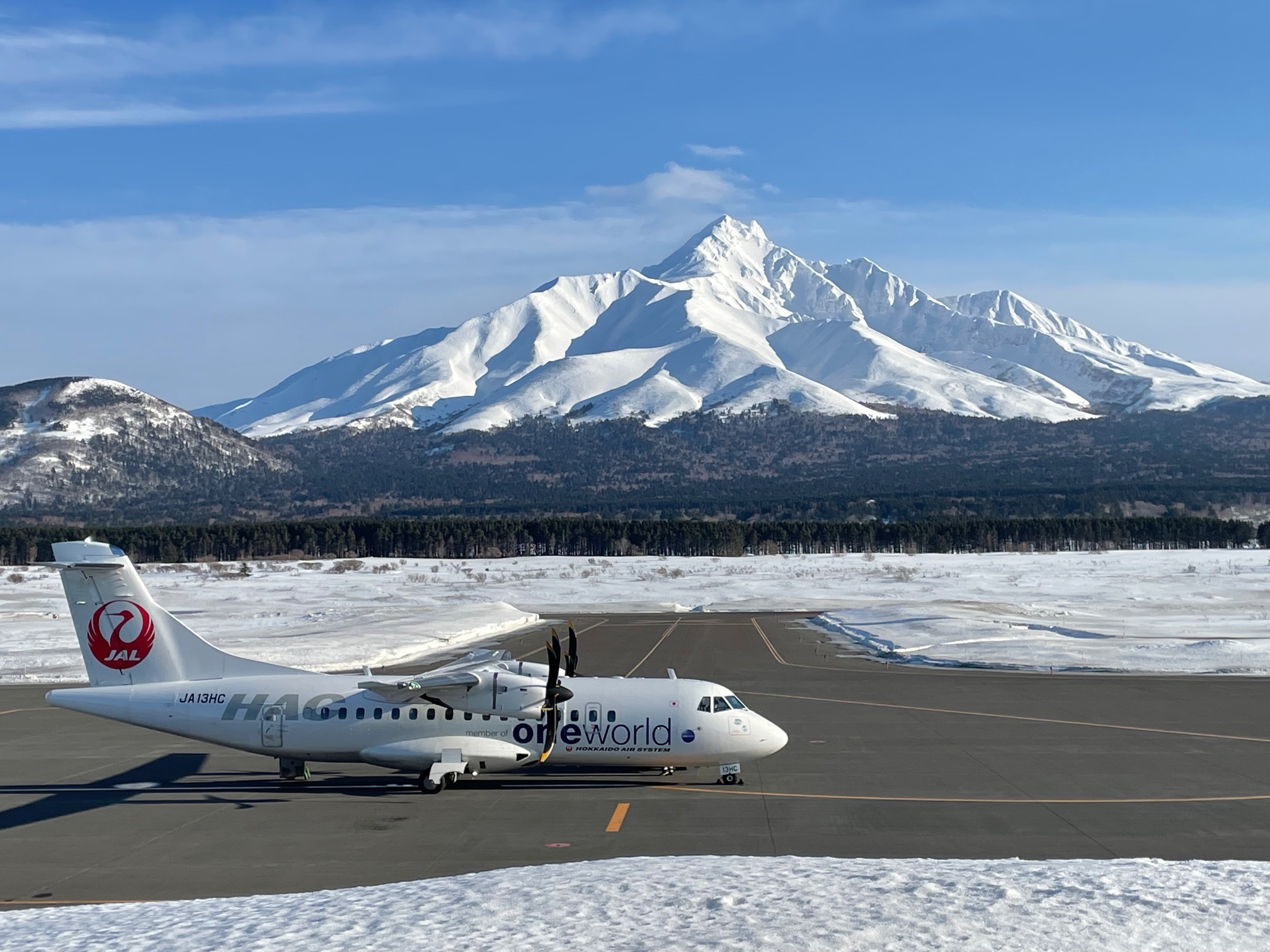日本とは思えない冬の利尻空港の景色