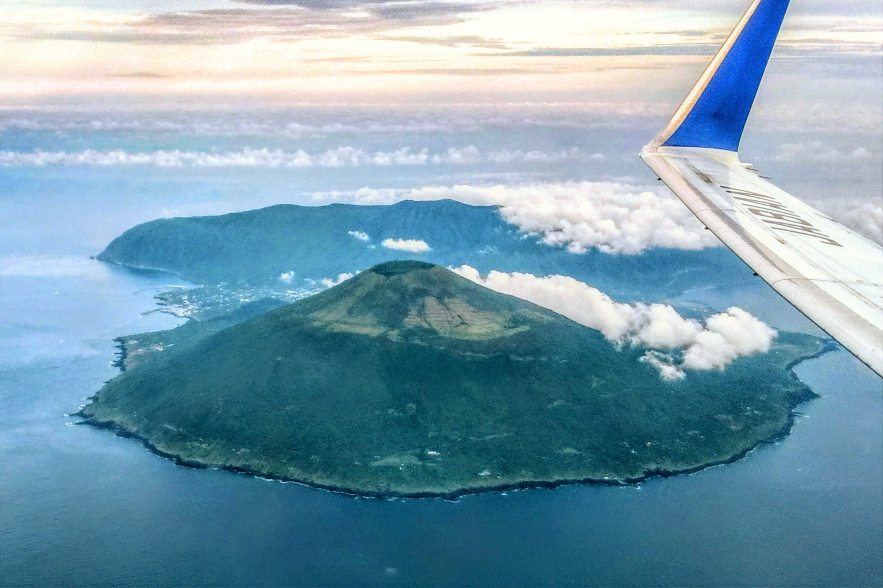 飛行機から見た八丈富士と奥に三原山