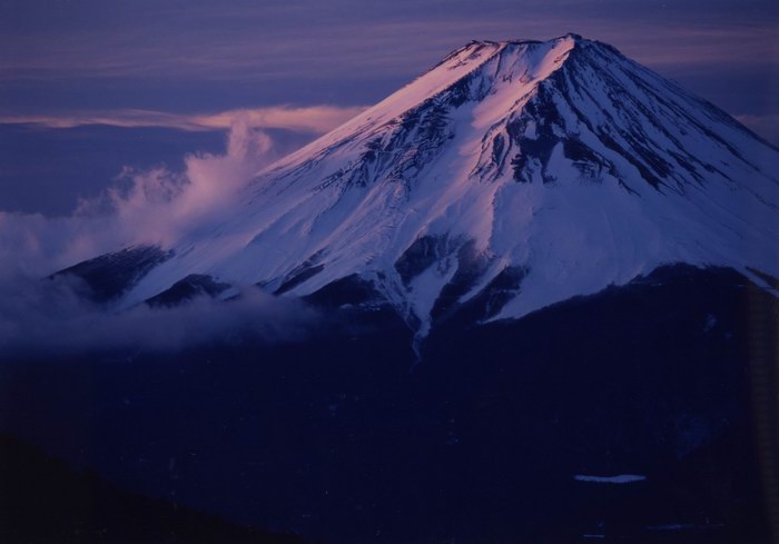 本社ヶ丸山頂からの富士山（大月市観光協会提供）