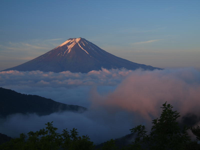 清八山山頂からの富士山（大月市観光協会提供）