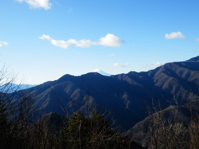 重畳たる山並みの向こうに富士山（大月市観光協会提供）