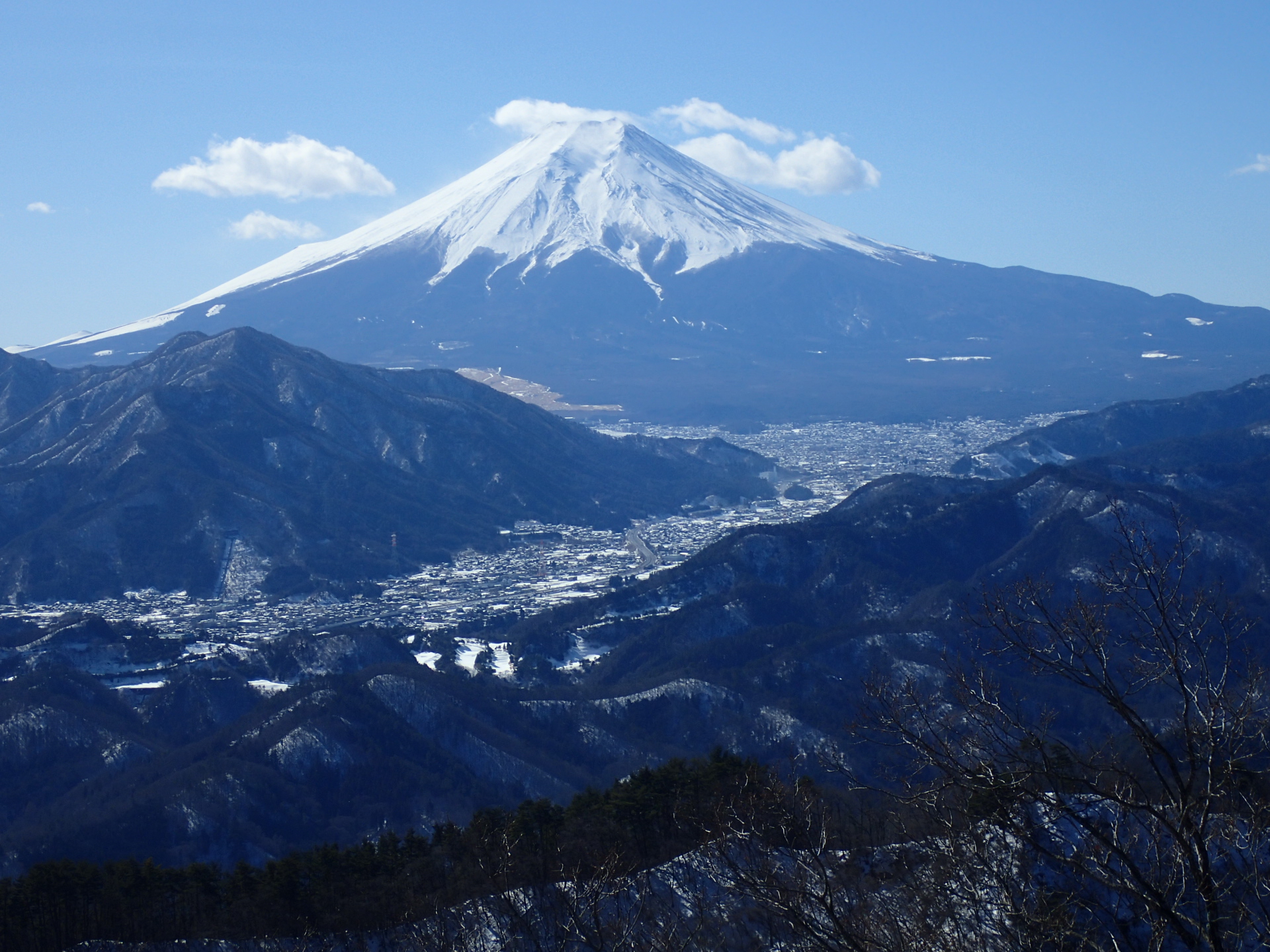 展望抜群の高川山から富士山を望む