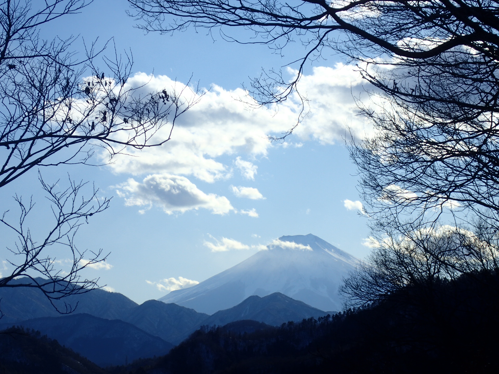登ってゆくと次第に大きくなる富士山