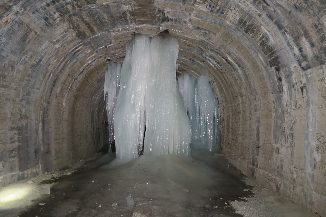 二ツ小屋隧道に入ると、厳冬期には幻想的な氷柱が見られます
