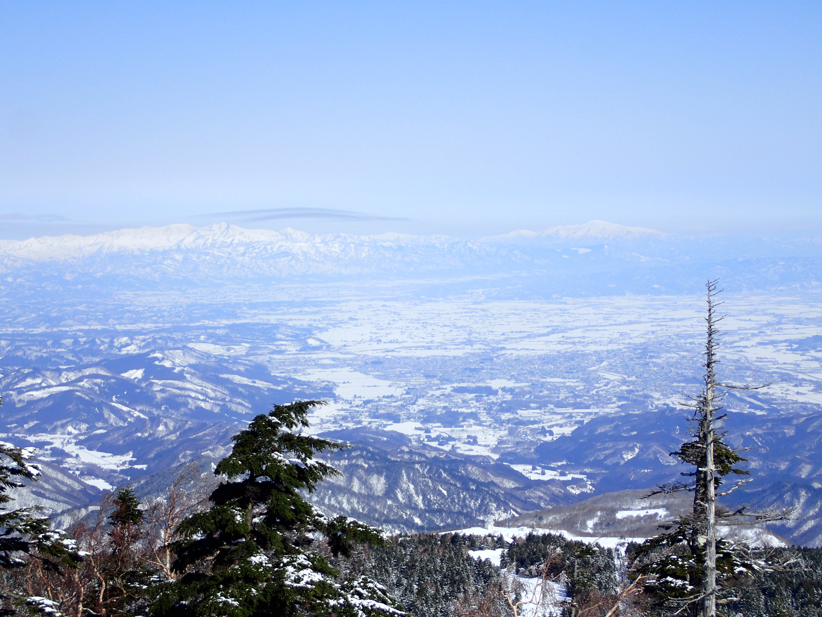 西吾妻山上の北側に大朝日岳・月山・蔵王を見渡します。