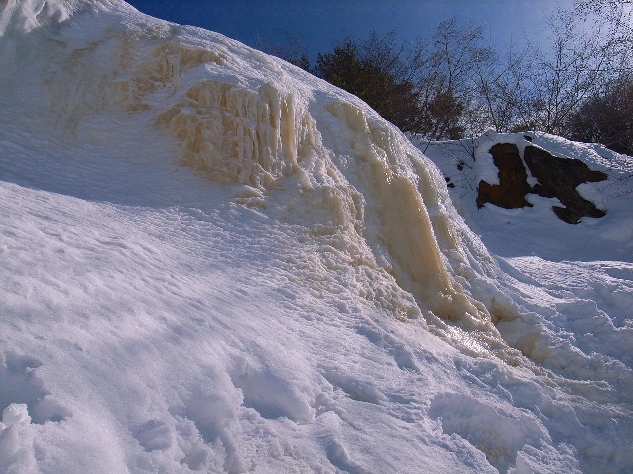裏磐梯火口壁に現れる黄色い氷瀑、イエローフォール
