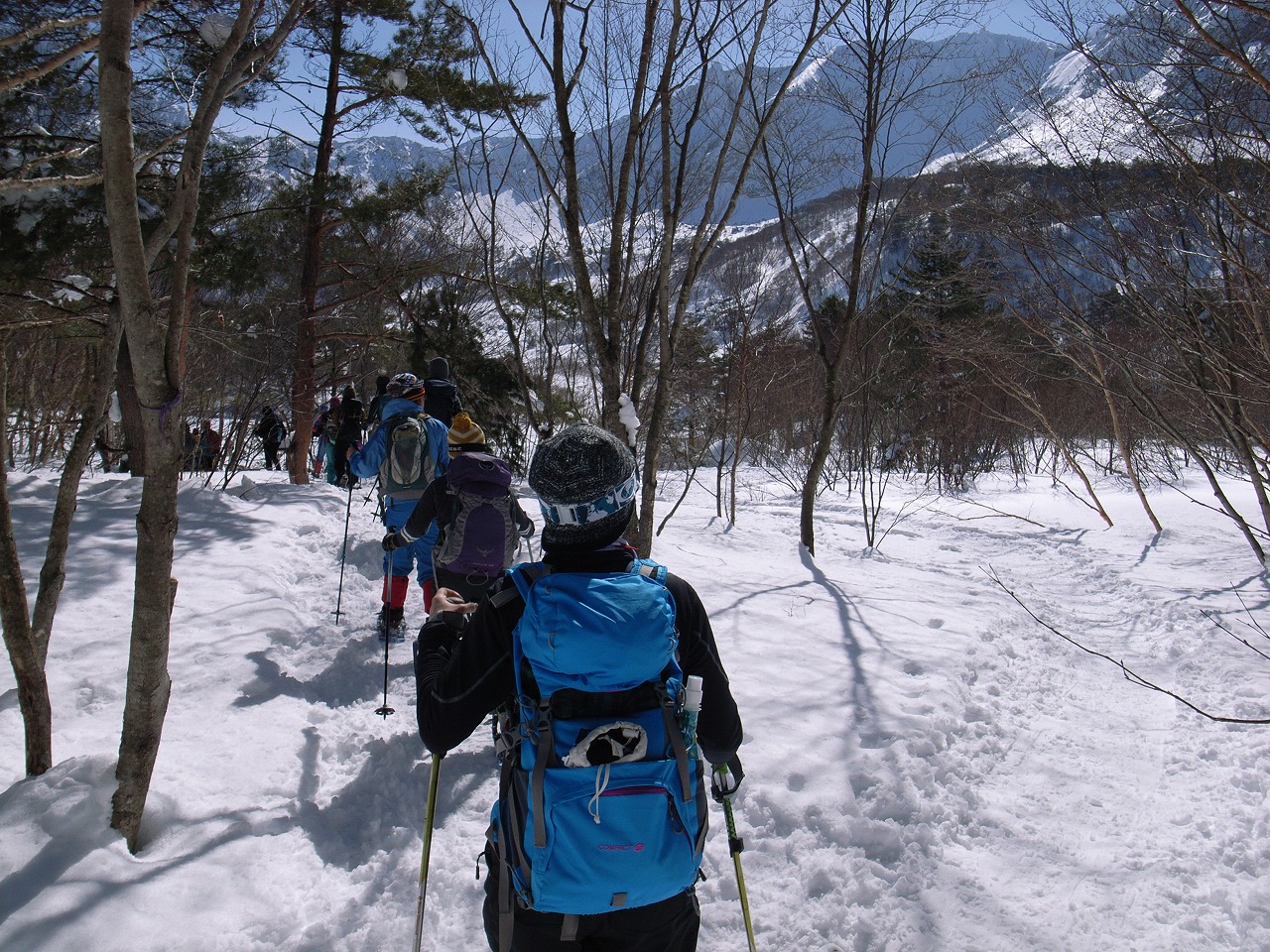 木々の合間に磐梯山を見ながらの雪上歩行