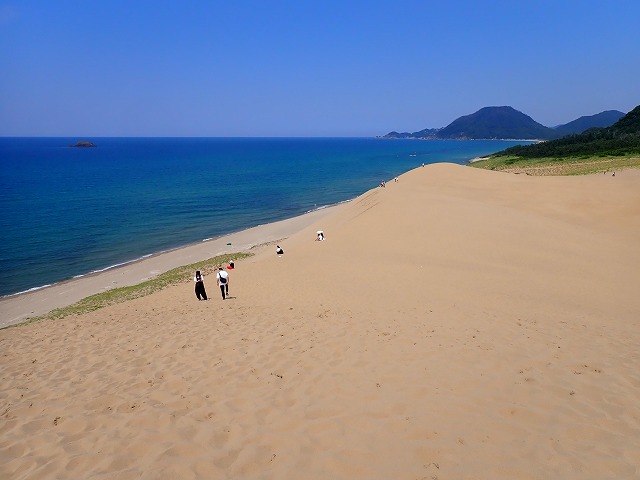 日本海を眺めながら鳥取砂丘を歩く