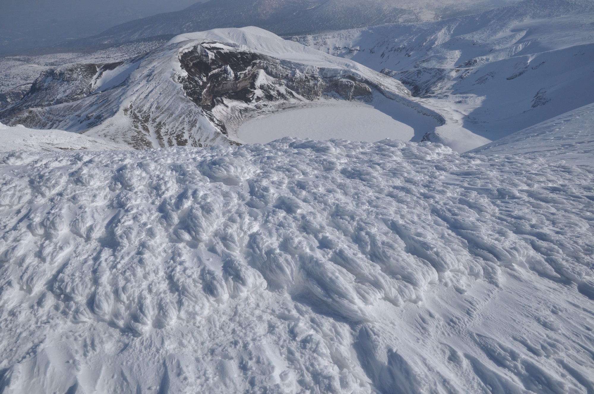 熊野岳からの稜線でお釜を見下ろす