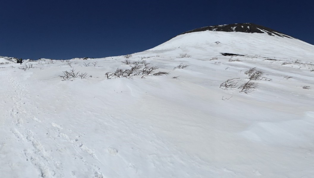 八合目付近から岩手山最高峰の薬師岳