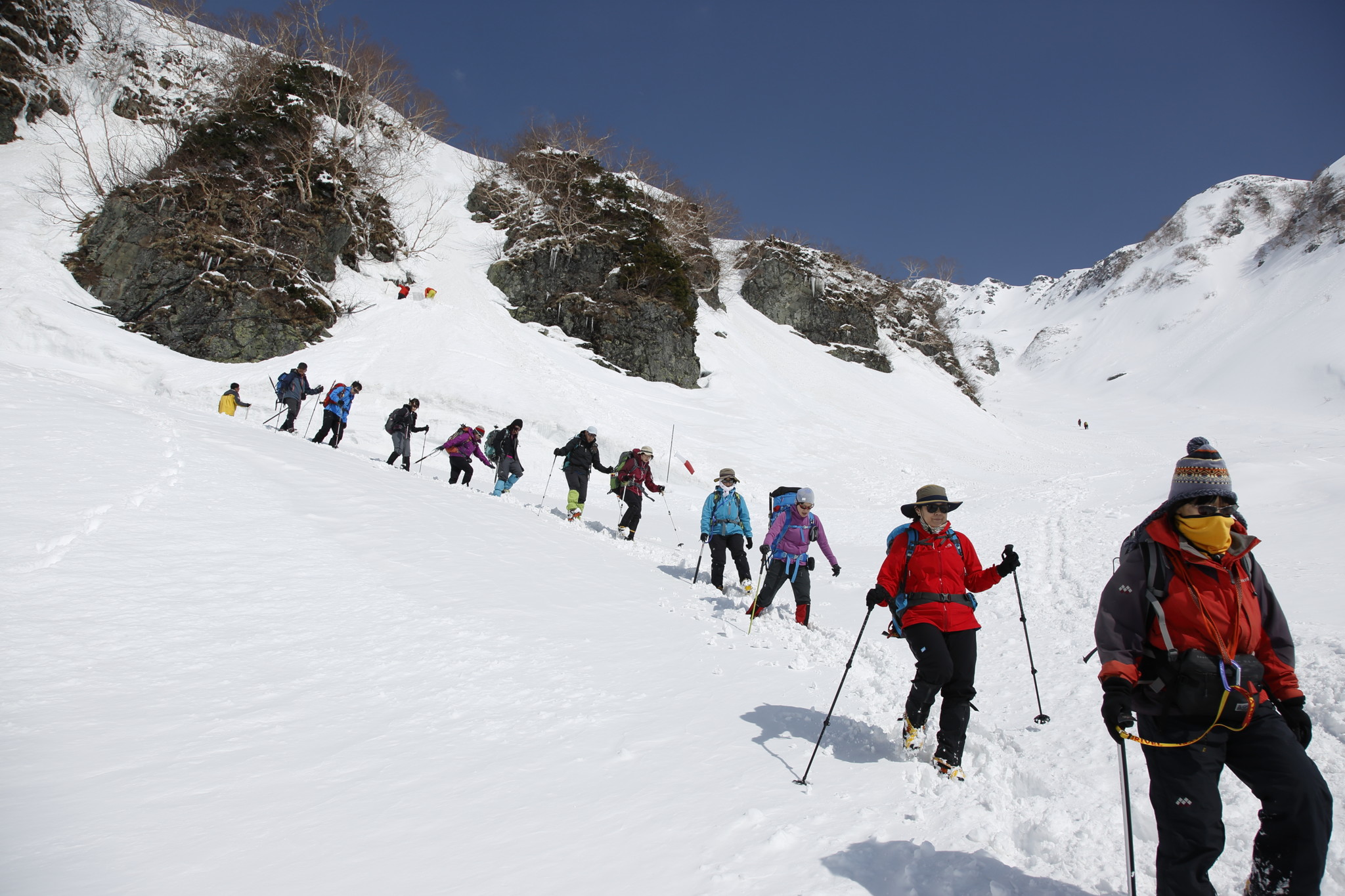 5月の雪山は天気によって春と冬が入れ替わり、雪上歩行技術に加え、残雪期ならではのレイヤリングなどを実践的に学べます。