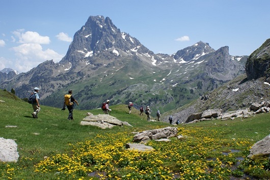 独立岩峰ピック・ドュ・ミディ・ドッソオ山麓をハイキング