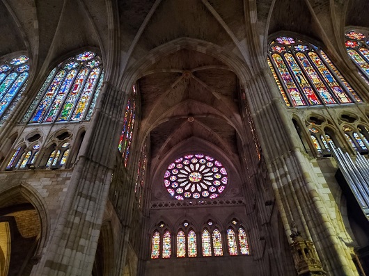 レオンの大聖堂内の壮大なステンドグラス