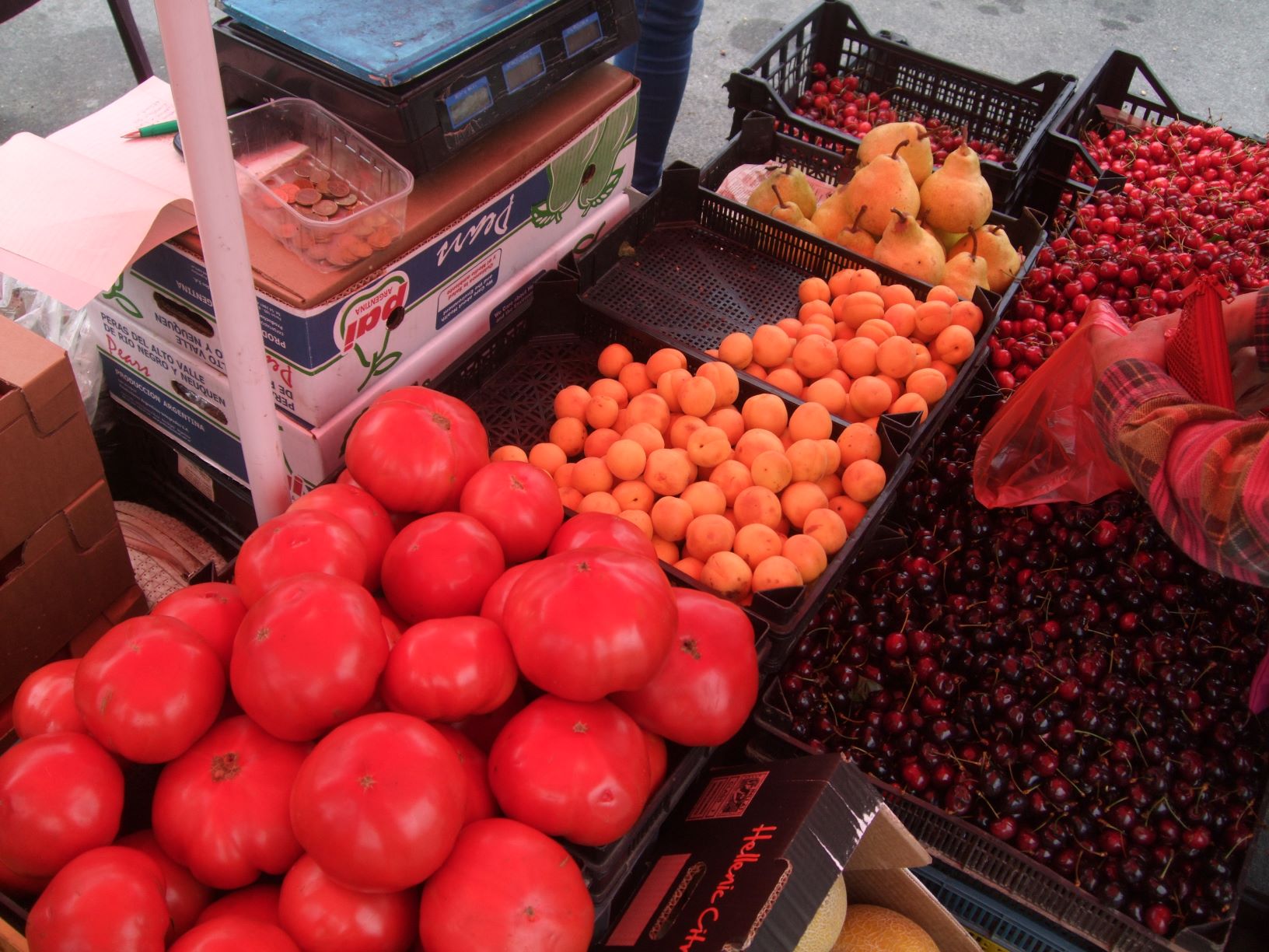 市場には新鮮な野菜や果物が並ぶ。5月後半はサクランボの季節です。